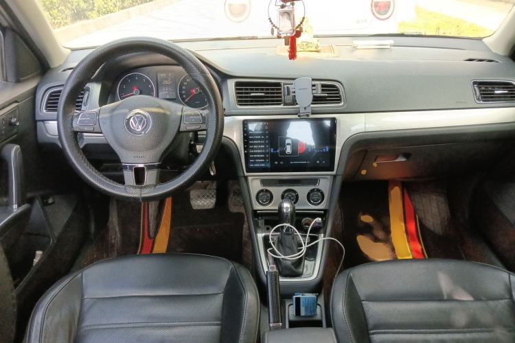 Used Volkswagen Lavida 2013 Revised Version 1.6L Automatic Luxury Edition Center Console