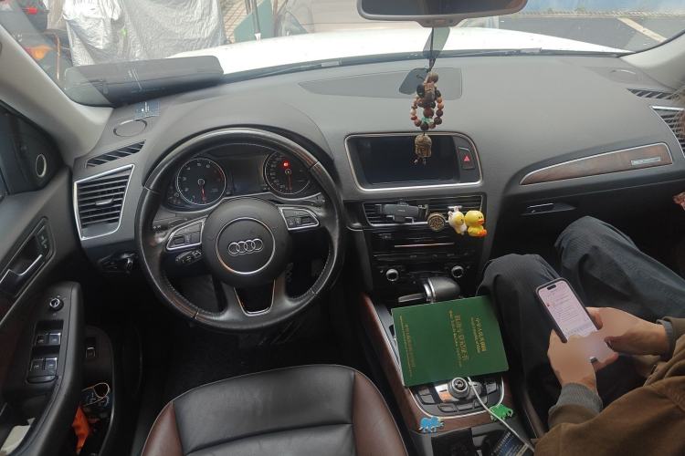 Used Audi Q5 2017 40 TFSI Comfort Model Center Console