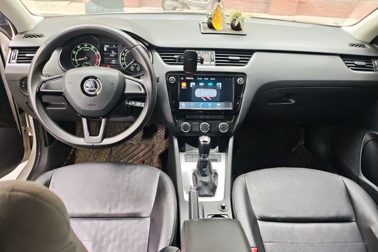 Used Skoda Octavia 2018 1.6L Automatic Comfort Edition Center Console