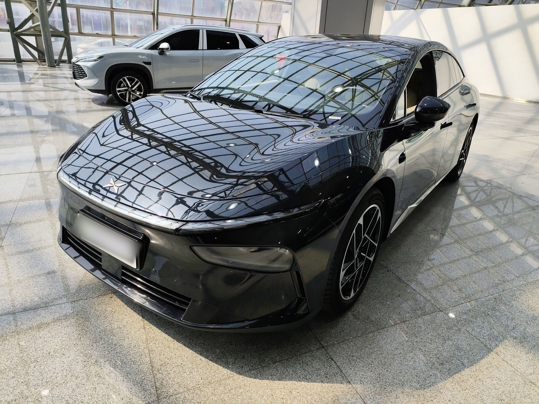 Под передней частью автомобиля