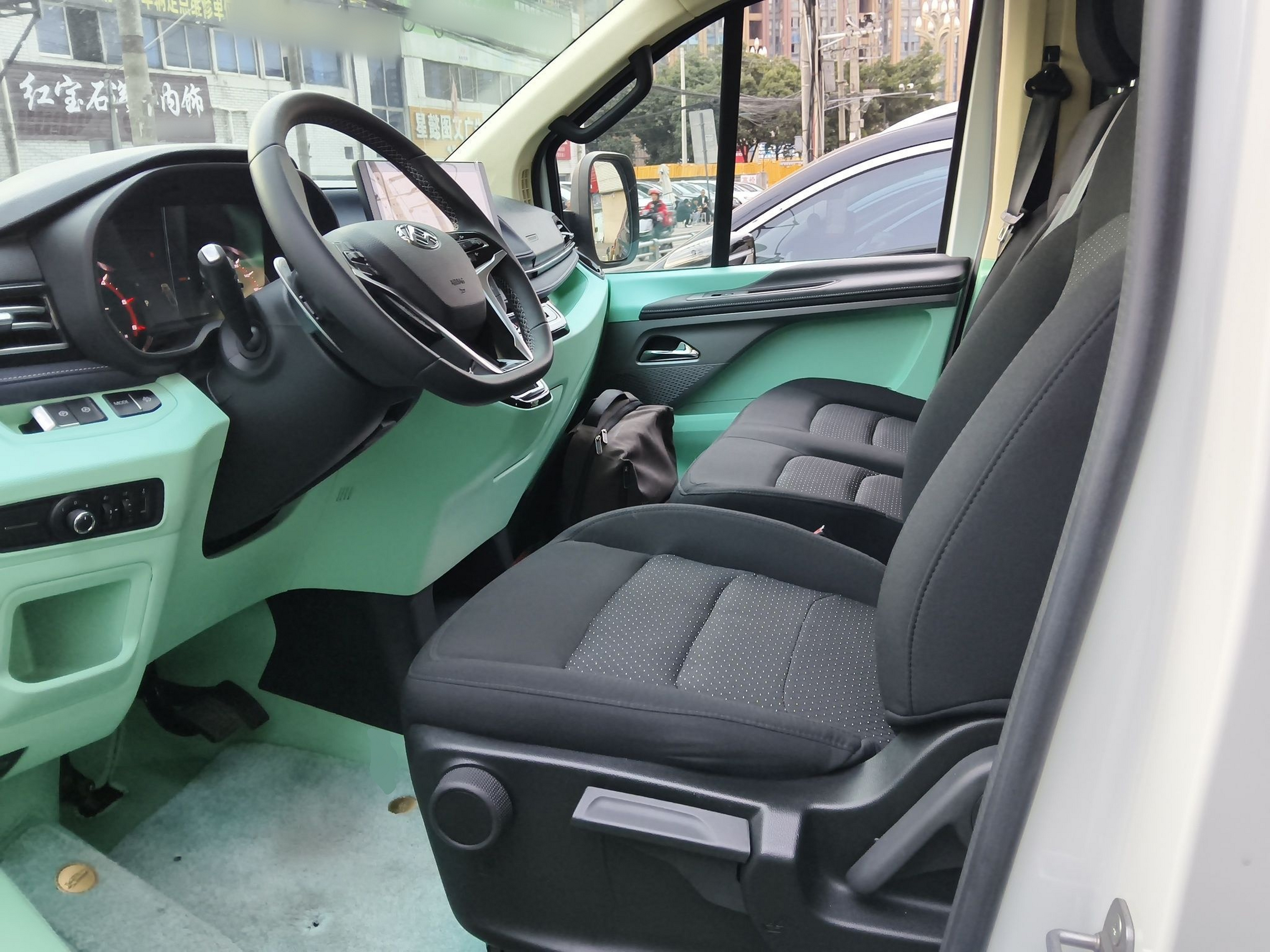 المقاعد الأمامية داخل السيارة