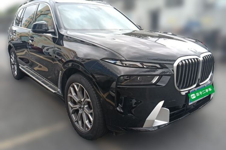 Used BMW X7 2023 xDrive40i Luxury Package with Leading Features Front Right 45 Deg