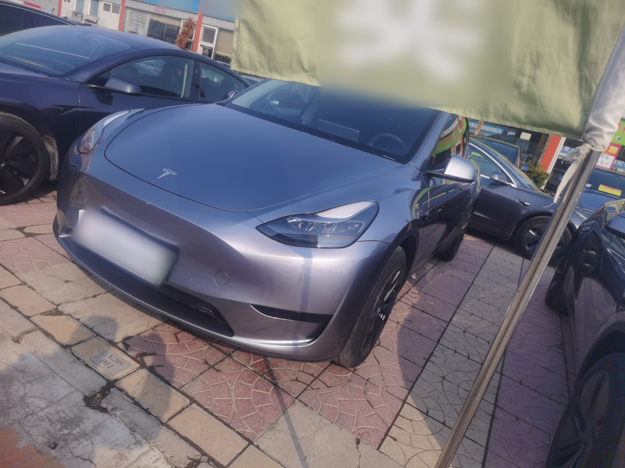 تحت مقدمة السيارة