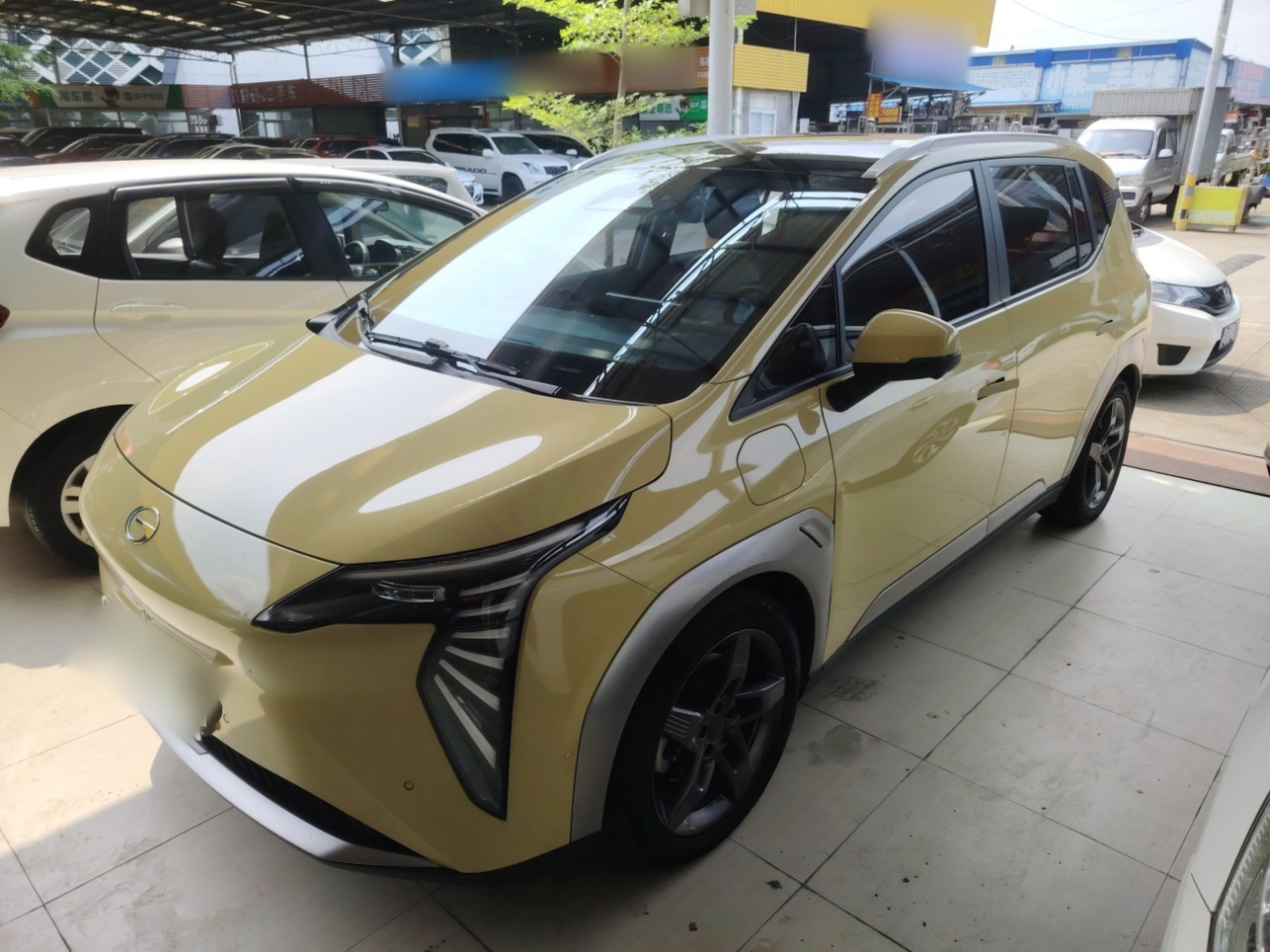 Под передней частью автомобиля