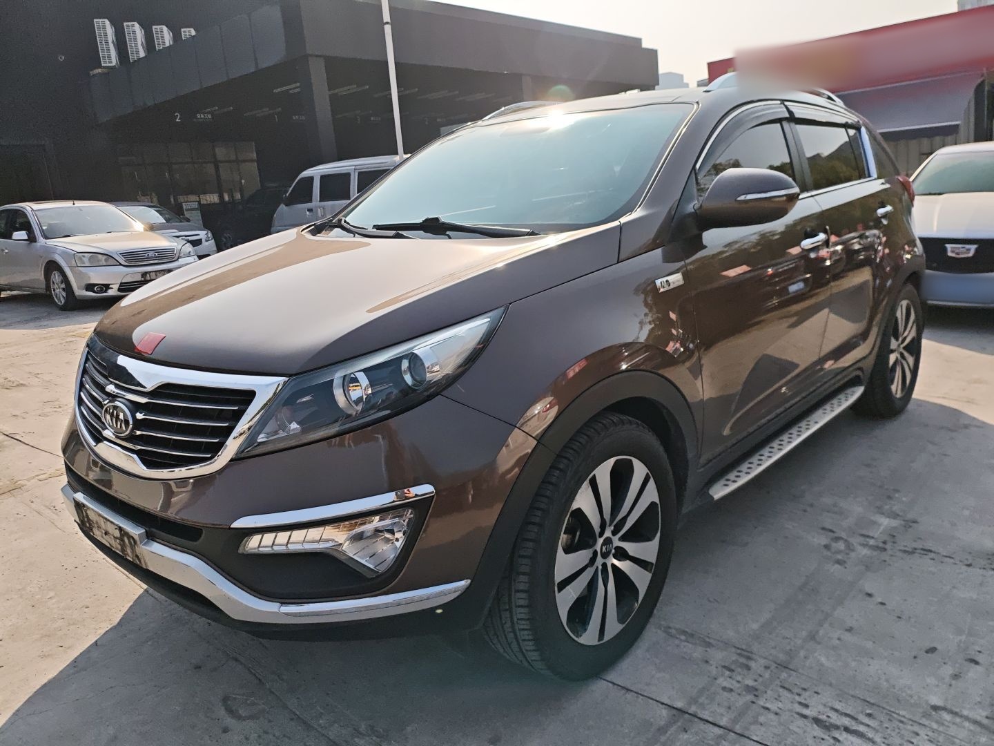 تحت مقدمة السيارة