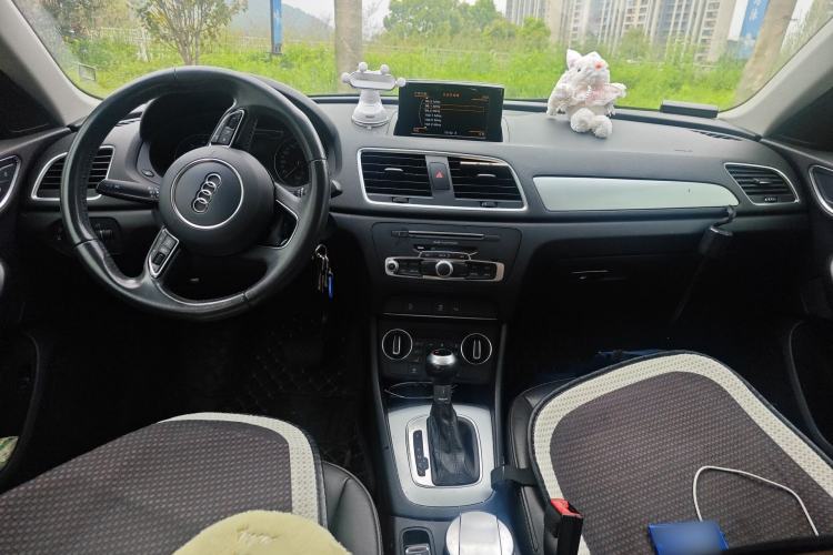 Used Audi Q3 2018 30 TFSI Fashion Edition Collector's Version Center Console