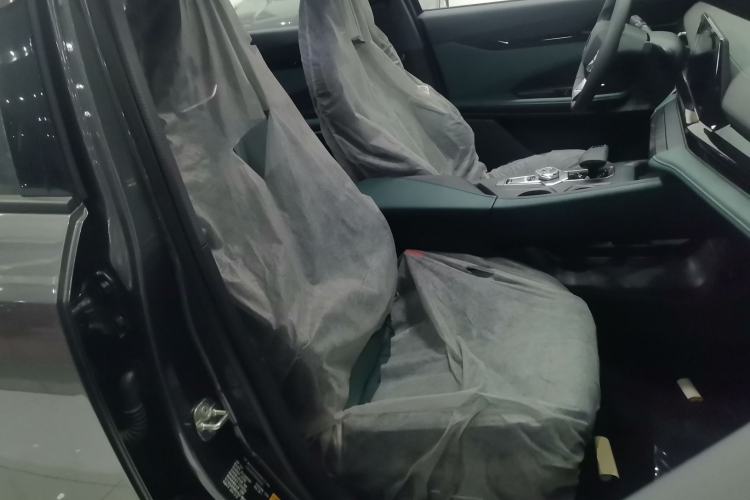 Used Changan UNI-V iDD 2024 Blue Whale Smart Electric iDD 136km ZhiKu Model
