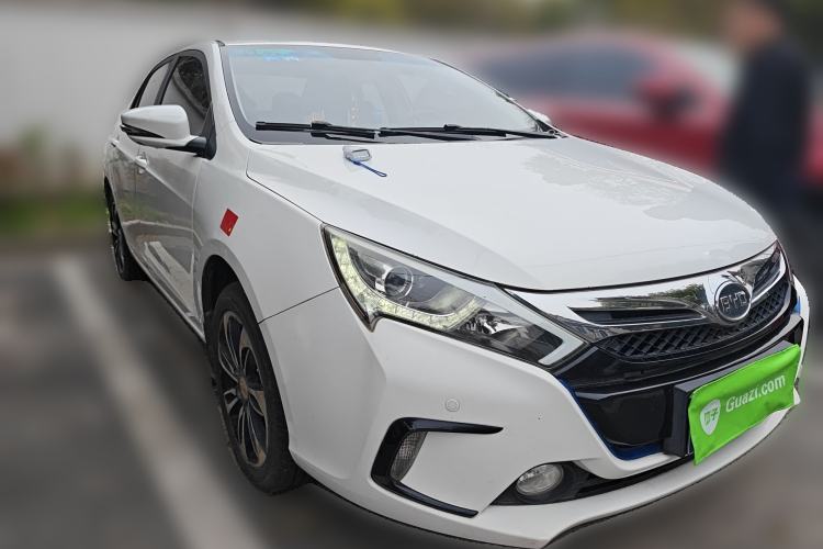 Used BYD Qin New Energy 2015 1.5T Dual-Crown Flagship Plus Edition Front Right 45 Deg