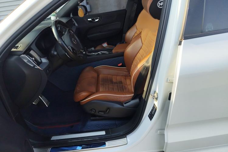 Used Volvo XC60 2019 T5 4x4 Smart & Dynamic Sport Edition China VI Standard