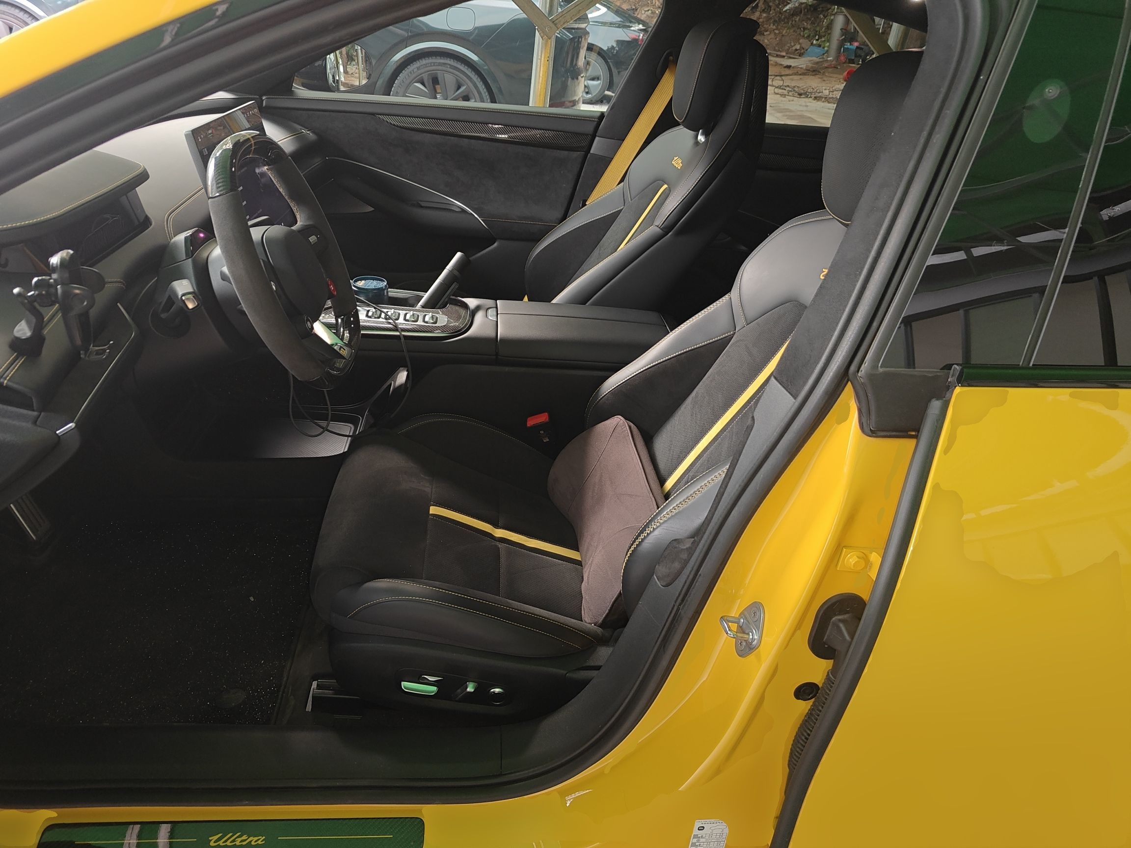 المقاعد الأمامية داخل السيارة