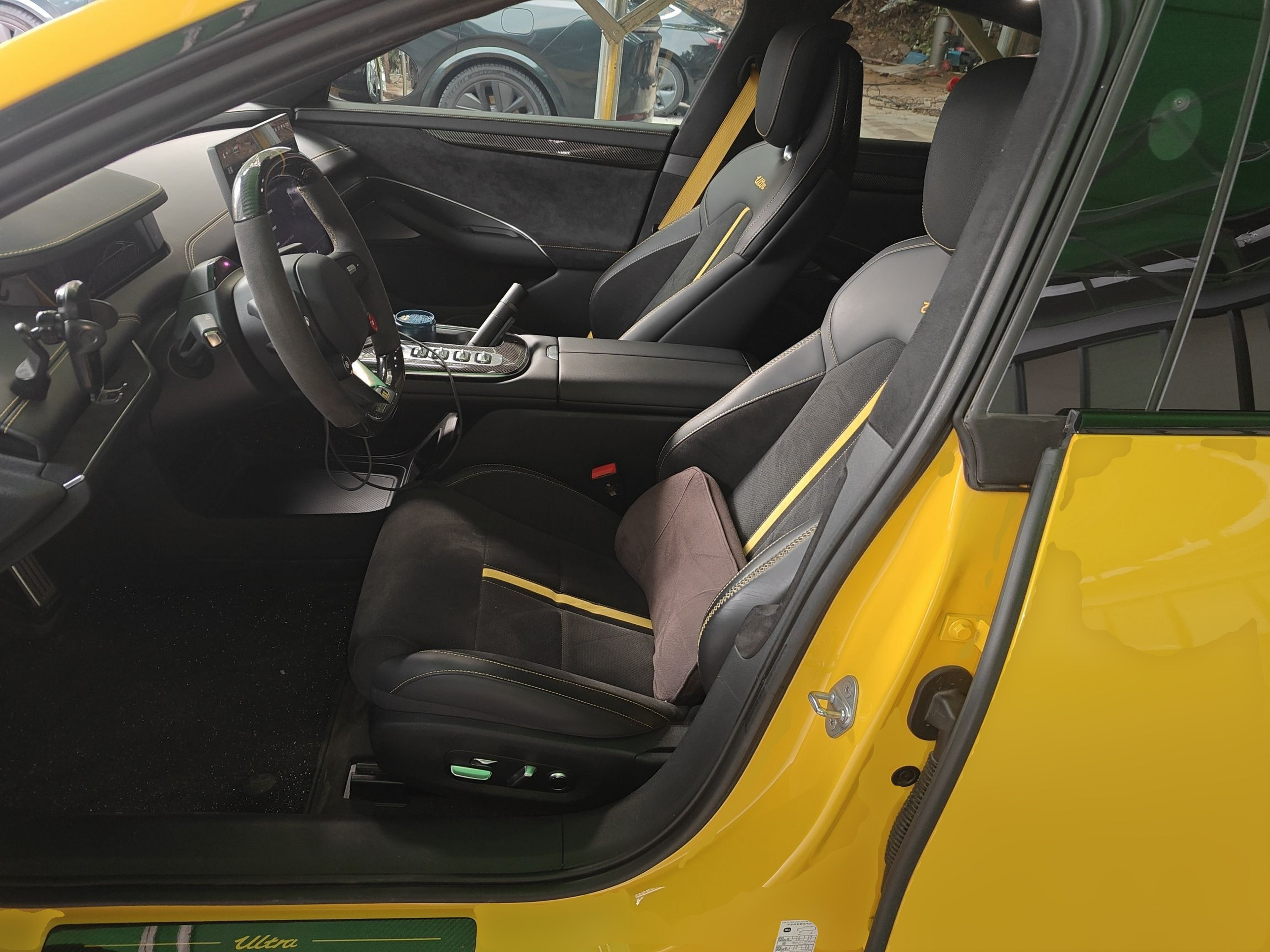 المقاعد الأمامية داخل السيارة