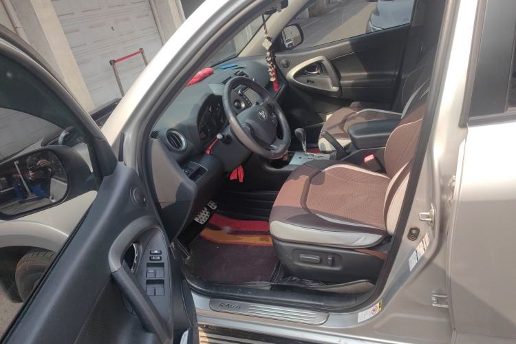 Used Toyota RAV4 2012 Luxurious 2.4L Automatic 4x4 with Stylish Features