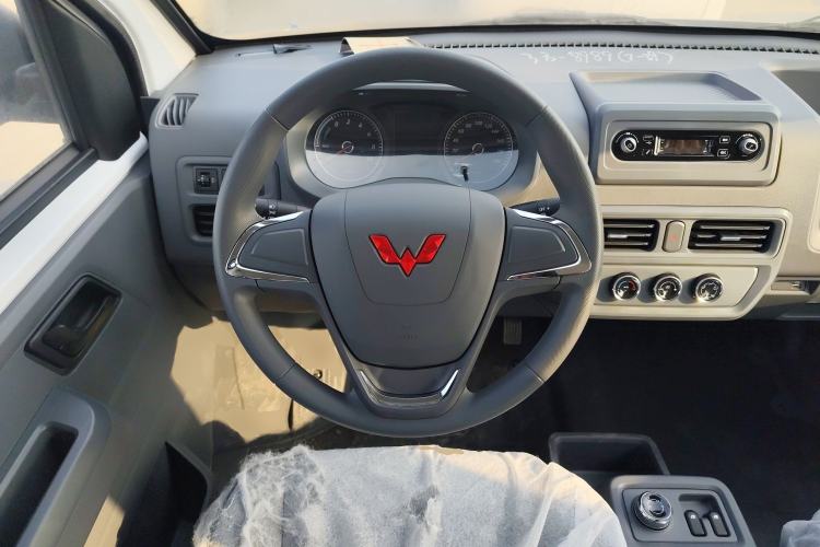 Used Wuling Yangguang 2024 300KM Comfort Version Passenger Van 75kW