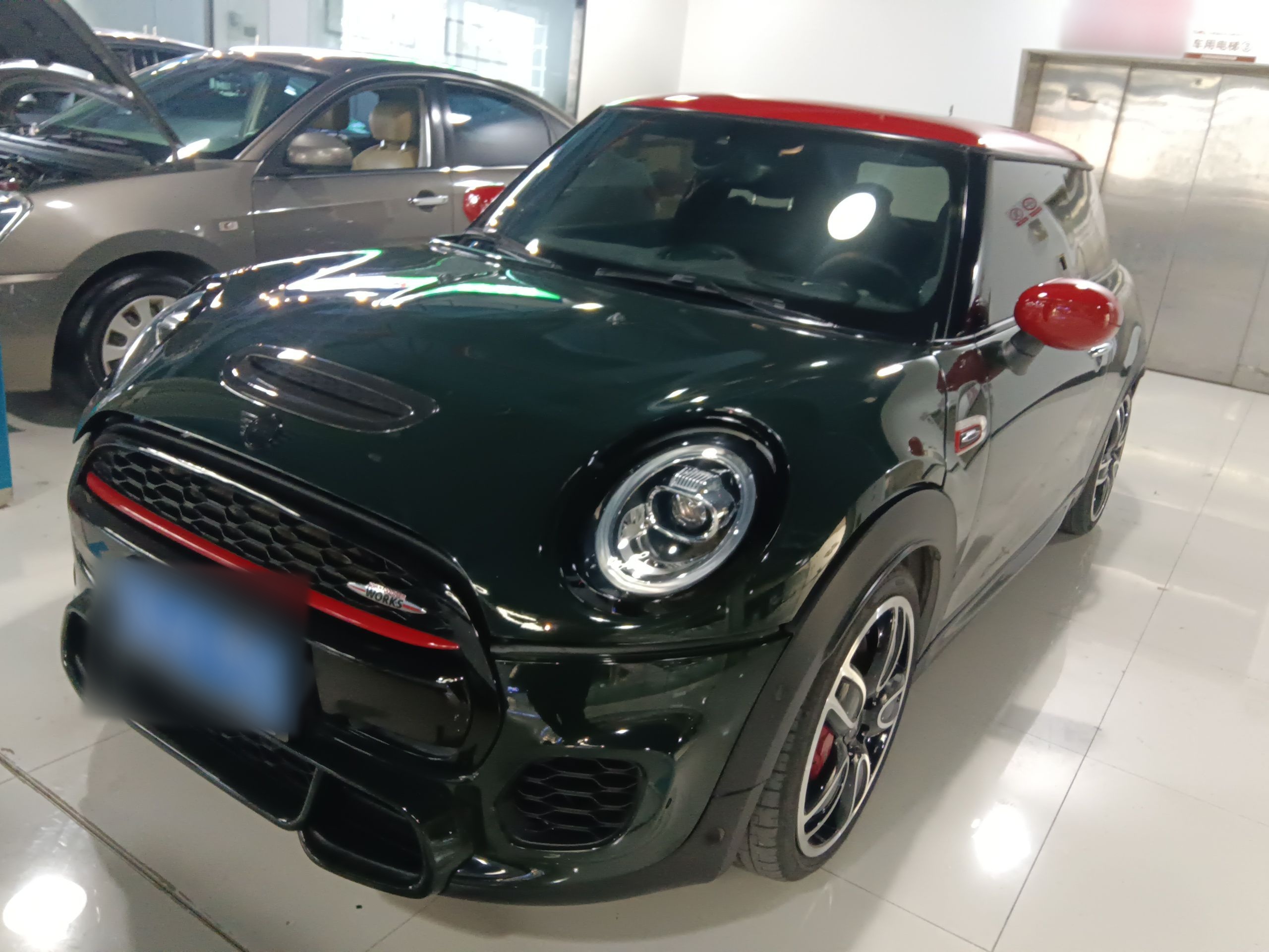 تحت مقدمة السيارة