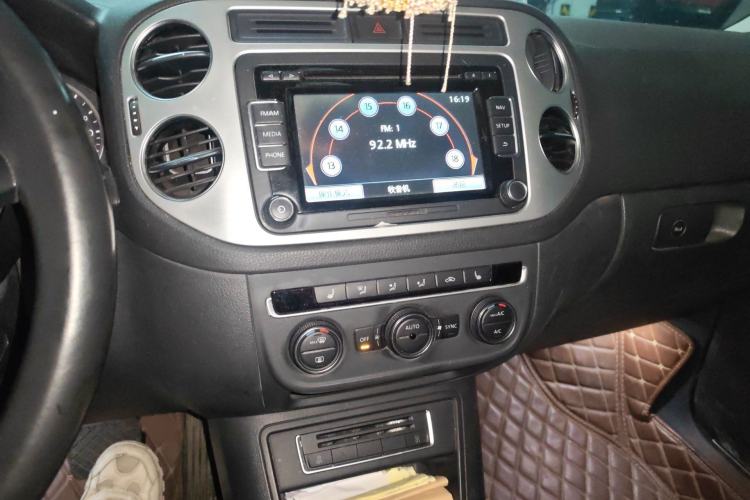 Used Volkswagen Tiguan 2015 1.8TSI Automatic Two-Wheel Drive Luxury Model Audio And AC Panel