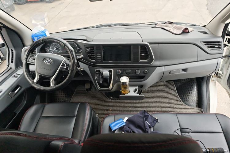 Used SAIC MAXUS Xintu V80 2023 2.0T AMT Classic Aoyuntong Short Wheelbase Mid-Roof 5/6-Seater Interior 2