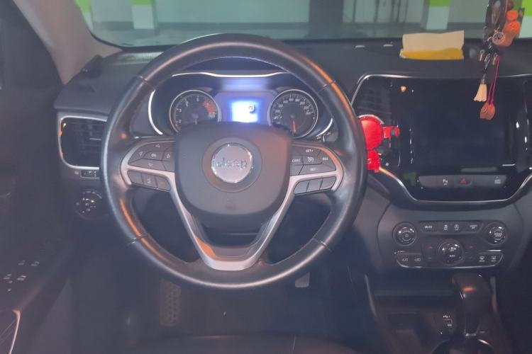 Used Jeep Cherokee 2019 2.0T Two-Wheel Drive Smart Enjoyment Version China VI
