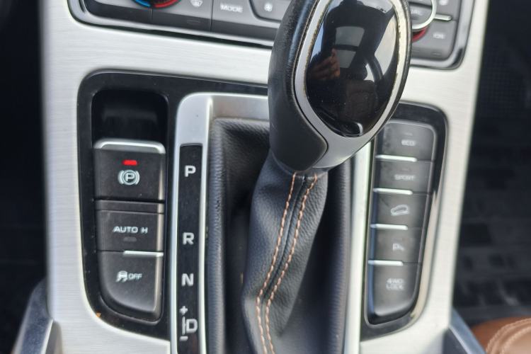 Used Geely Auto Emgrand X7 Sport 2016 1.8TD Automatic All-Wheel-Drive ZhiZun Edition Interior 8