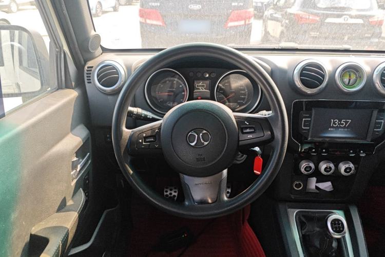 Used BAIC Off-Road BJ40 2016 40L 2.0T Manual Two-Wheel Drive Luxury Edition
