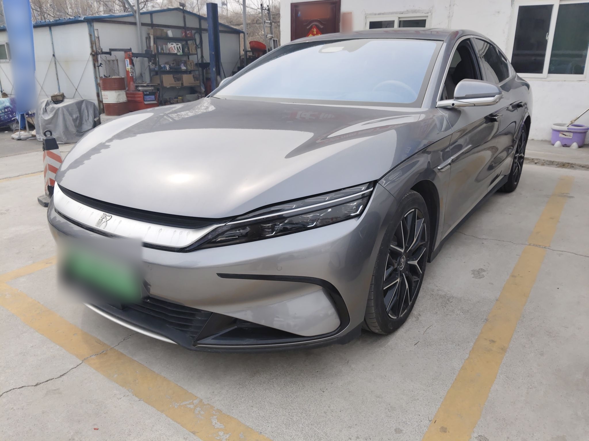 Под передней частью автомобиля