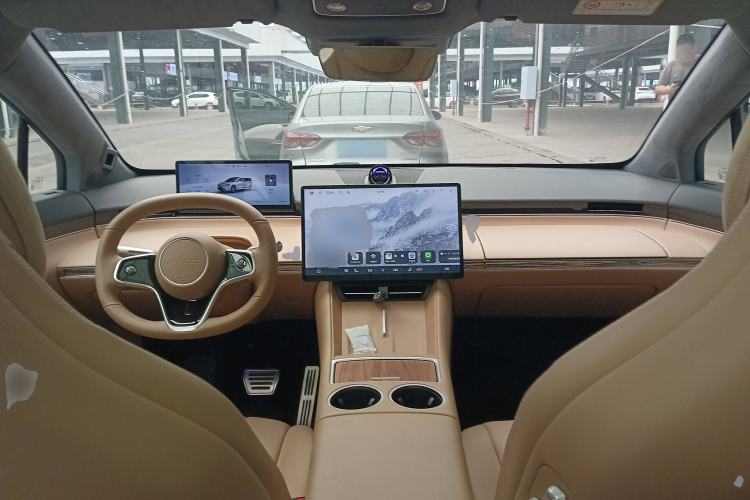 Used Hima Luxeed R7 2024 All-Electric 736 km Ultra Center Console