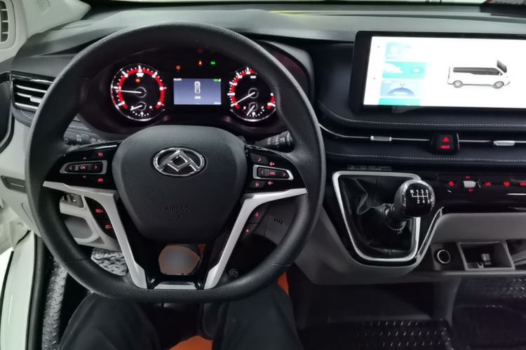 Used SAIC MAXUS Xintu V70 2023 2.0T Elite Edition Manual Transmission Short Wheelbase Low Roof 5/6 Seats (125 hp) Center Console