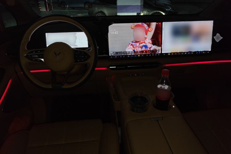 Used VOYAH Dream 2025 PHEV Four-Wheel Drive Prestige Kunpeng Edition Center Console