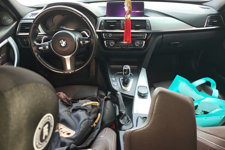 Used BMW 3 Series 2018 330i M Sport Night Edition Center Console