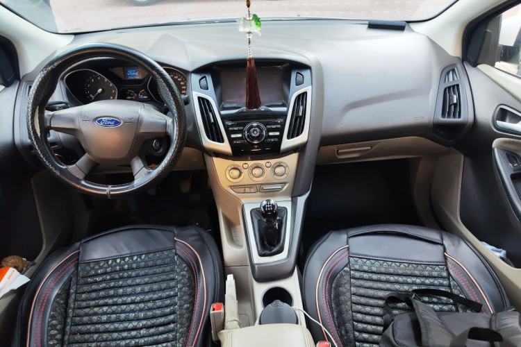 Used Ford Focus 2012 Sedan 1.6L Manual Comfort Model Center Console