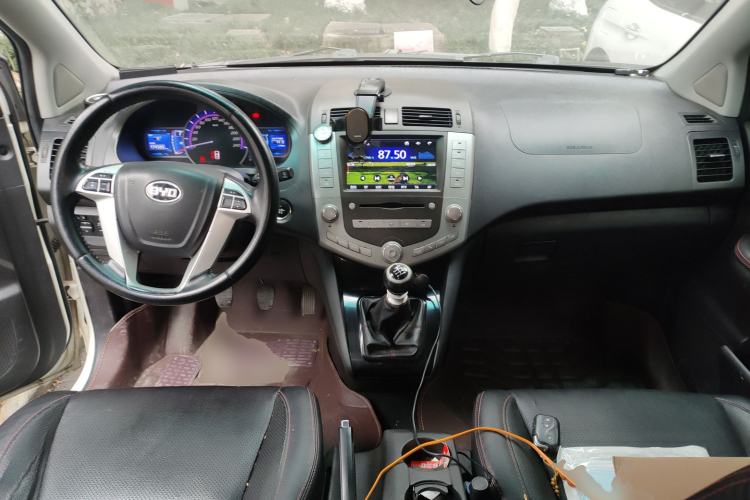 Used BYD S6 2014 1.5TI Manual Luxury 5-Seater Center Console