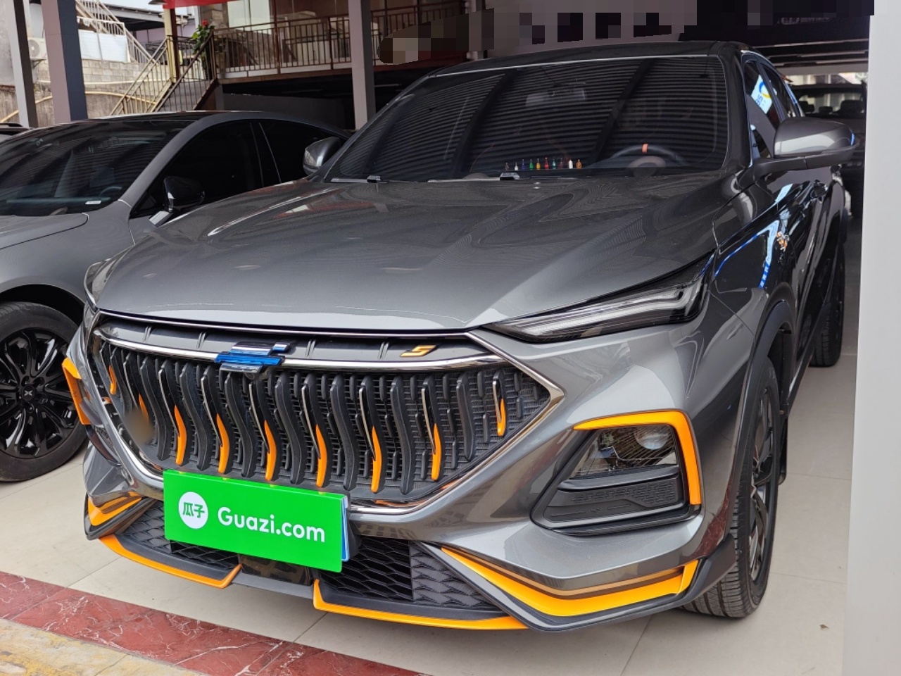 Под передней частью автомобиля