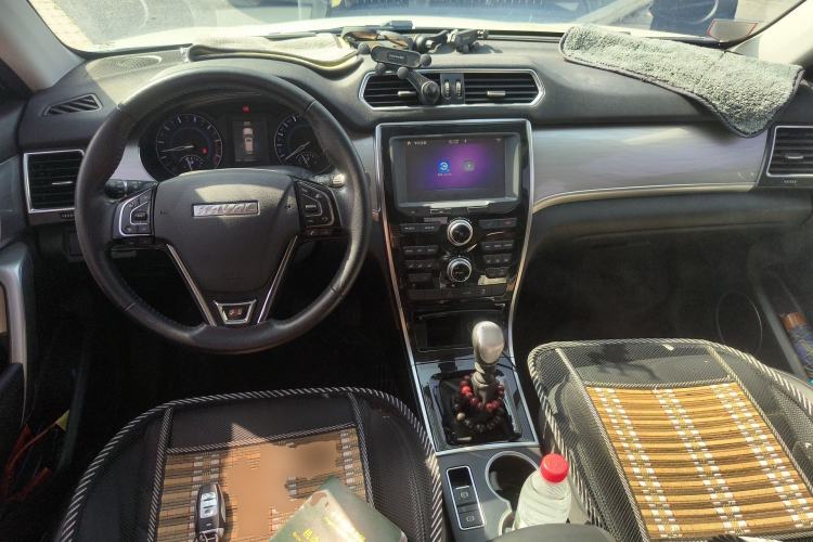 Used Haval H2 2018 Red-Label 1.5T Manual Two-Wheel Drive Elite Model Center Console