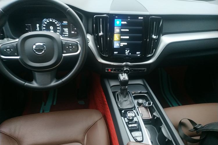 Used Volvo XC60 2021 T5 4x4 Smart Luxury Edition Center Console