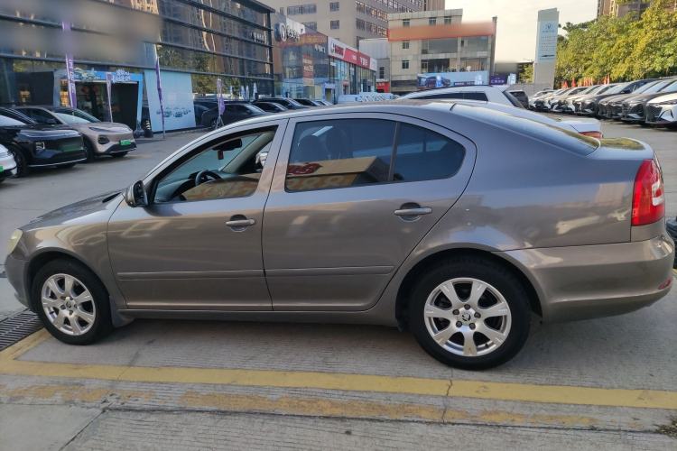 Used Skoda Octavia 2015 Classic Model 1.6L Automatic Elegance Edition
