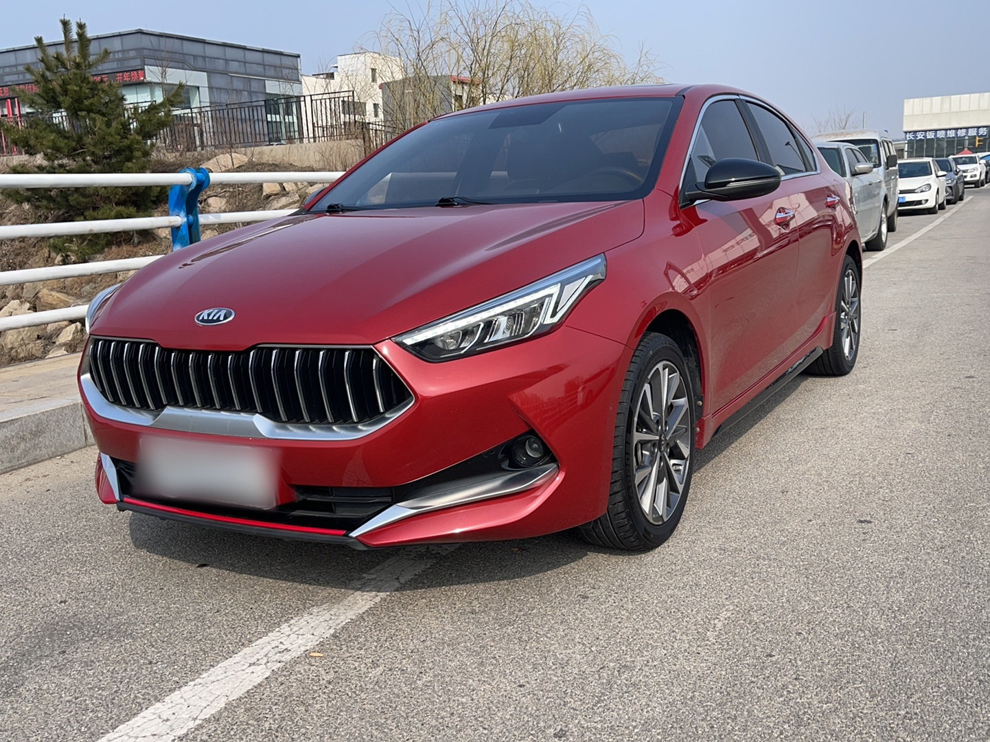 تحت مقدمة السيارة