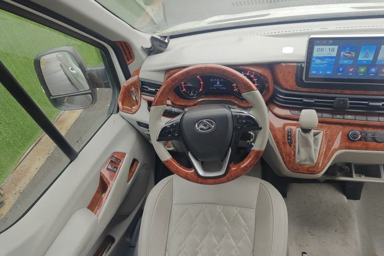 Used SAIC MAXUS V90 RV 2021 2.0T Travel Master V90 Self-Propelled Class B RV Deluxe Edition with a Horizontal Bed Steering Wheel