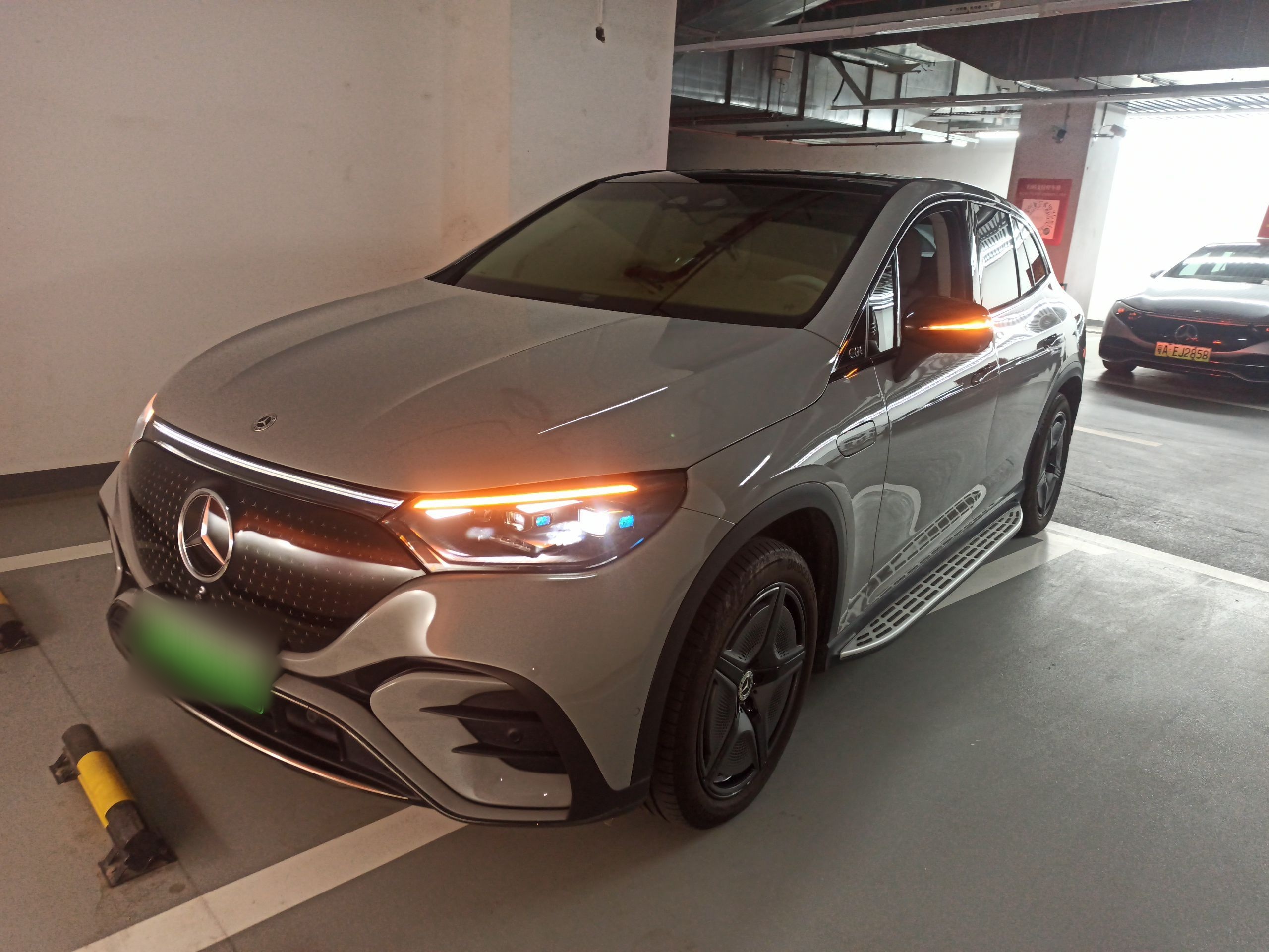 Под передней частью автомобиля