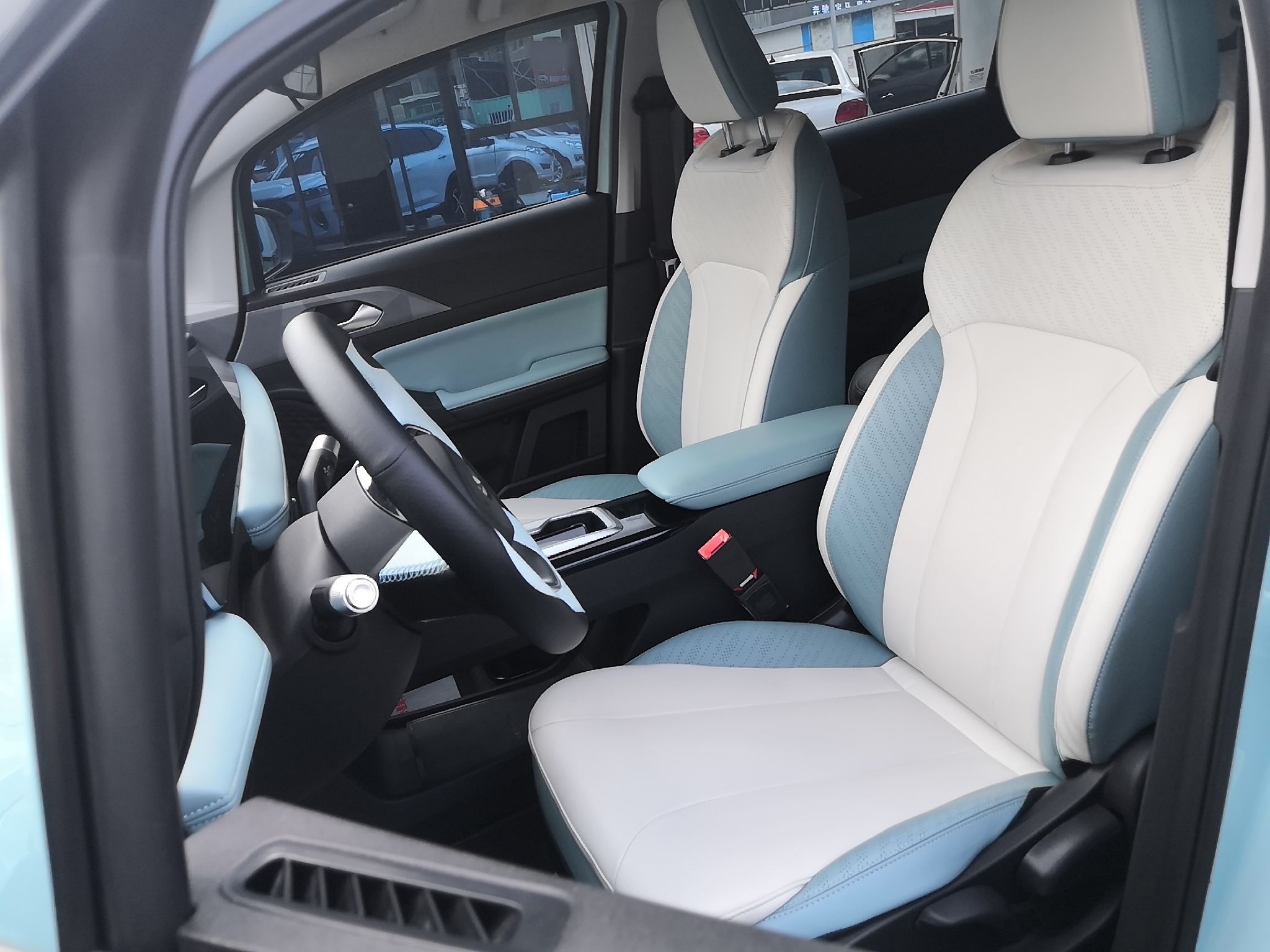 Переднее сиденье в автомобиле