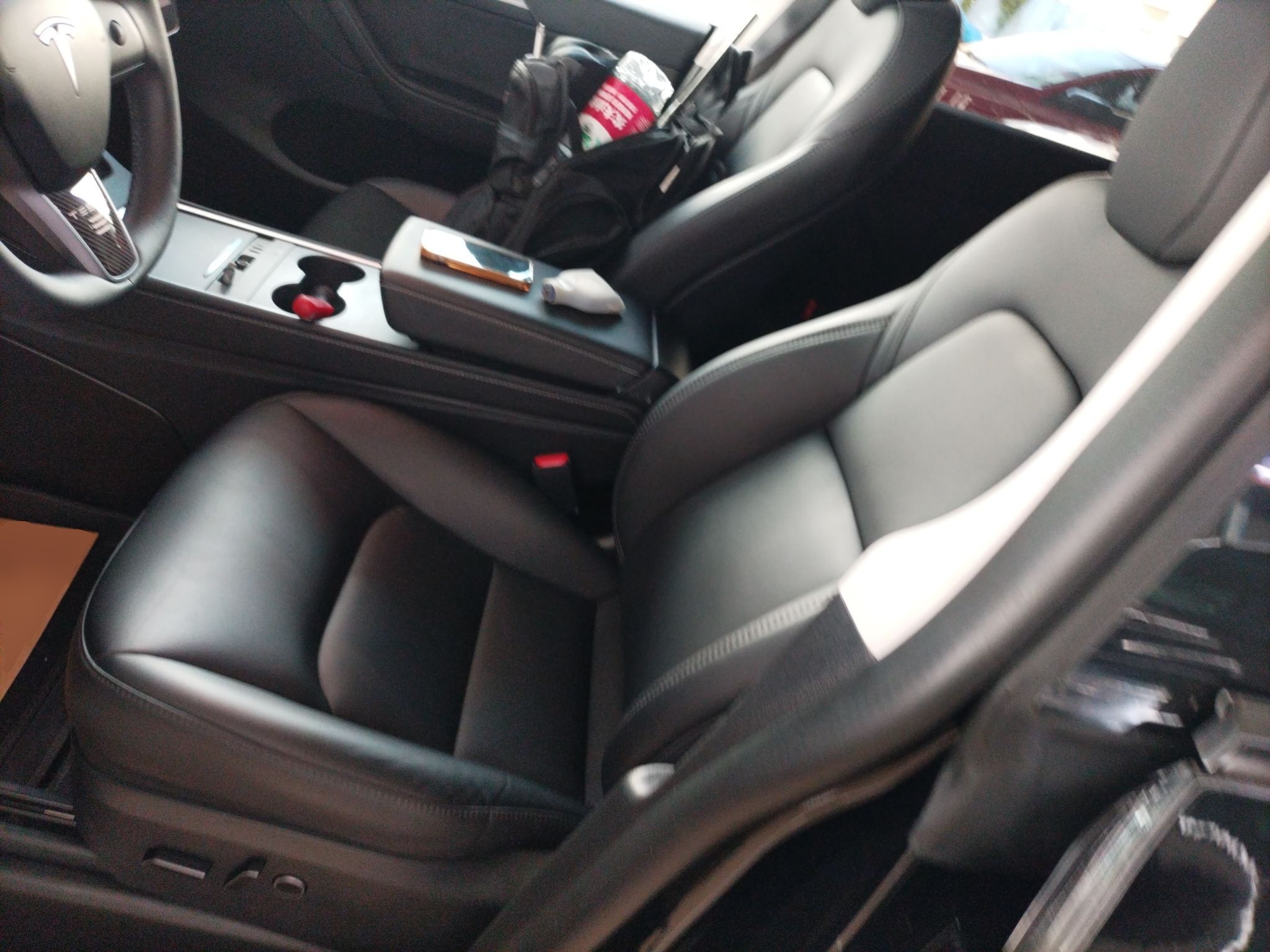 المقاعد الأمامية داخل السيارة