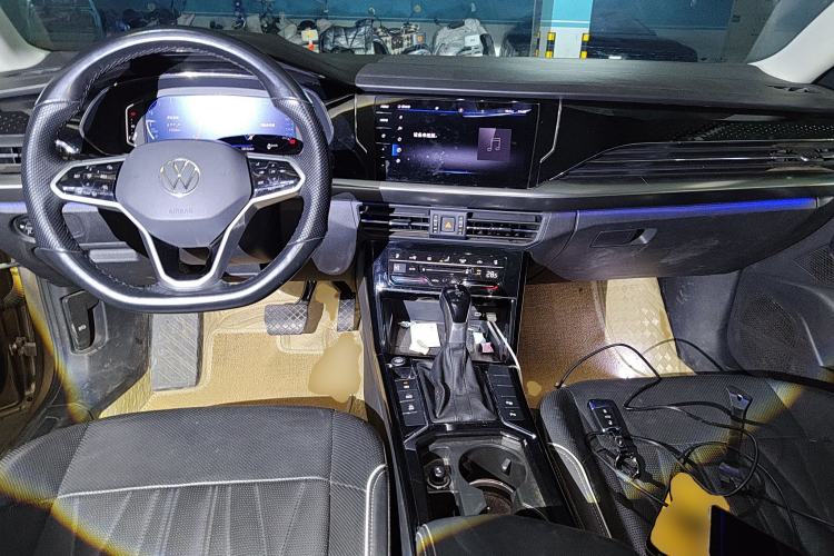 Used Volkswagen Passat 2022 330TSI Luxury Edition Center Console