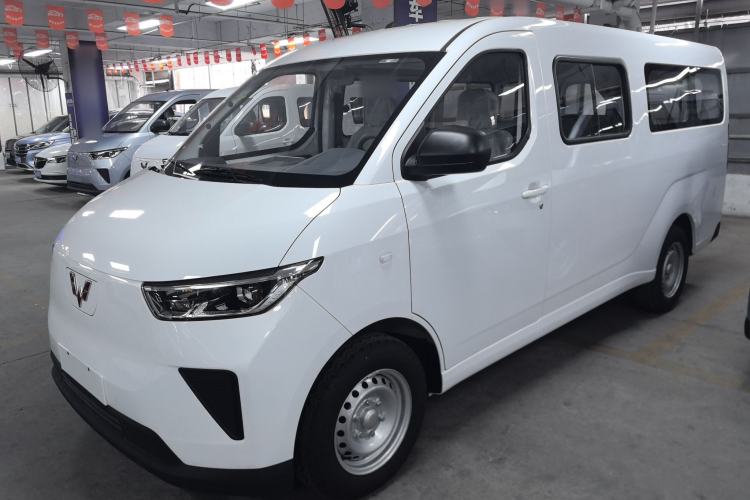 Used Wuling Yangguang 2024 300KM Comfort Version Passenger Van 75kW