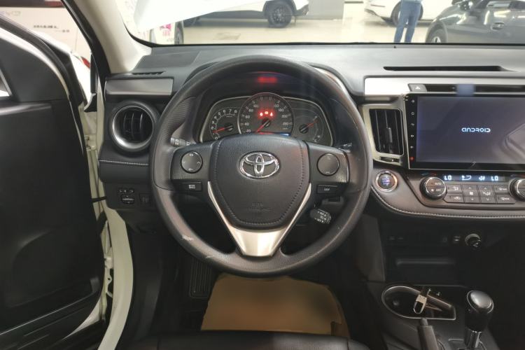Used Toyota RAV4 2016 2.0L CVT Two-Wheel Drive Fashion Edition China V Standard Steering Wheel