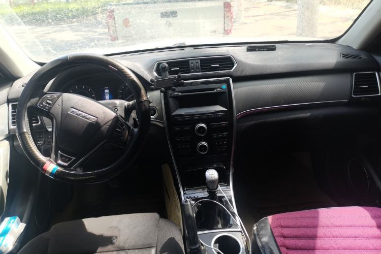 Used Haval H2 2016 Red-Label 1.5T Manual Two-Wheel Drive Comfort Model Center Console