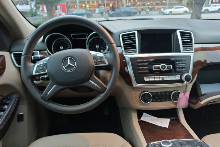 Used Mercedes-Benz M-Class 2014 ML 400 4MATIC Dynamic Model Center Console