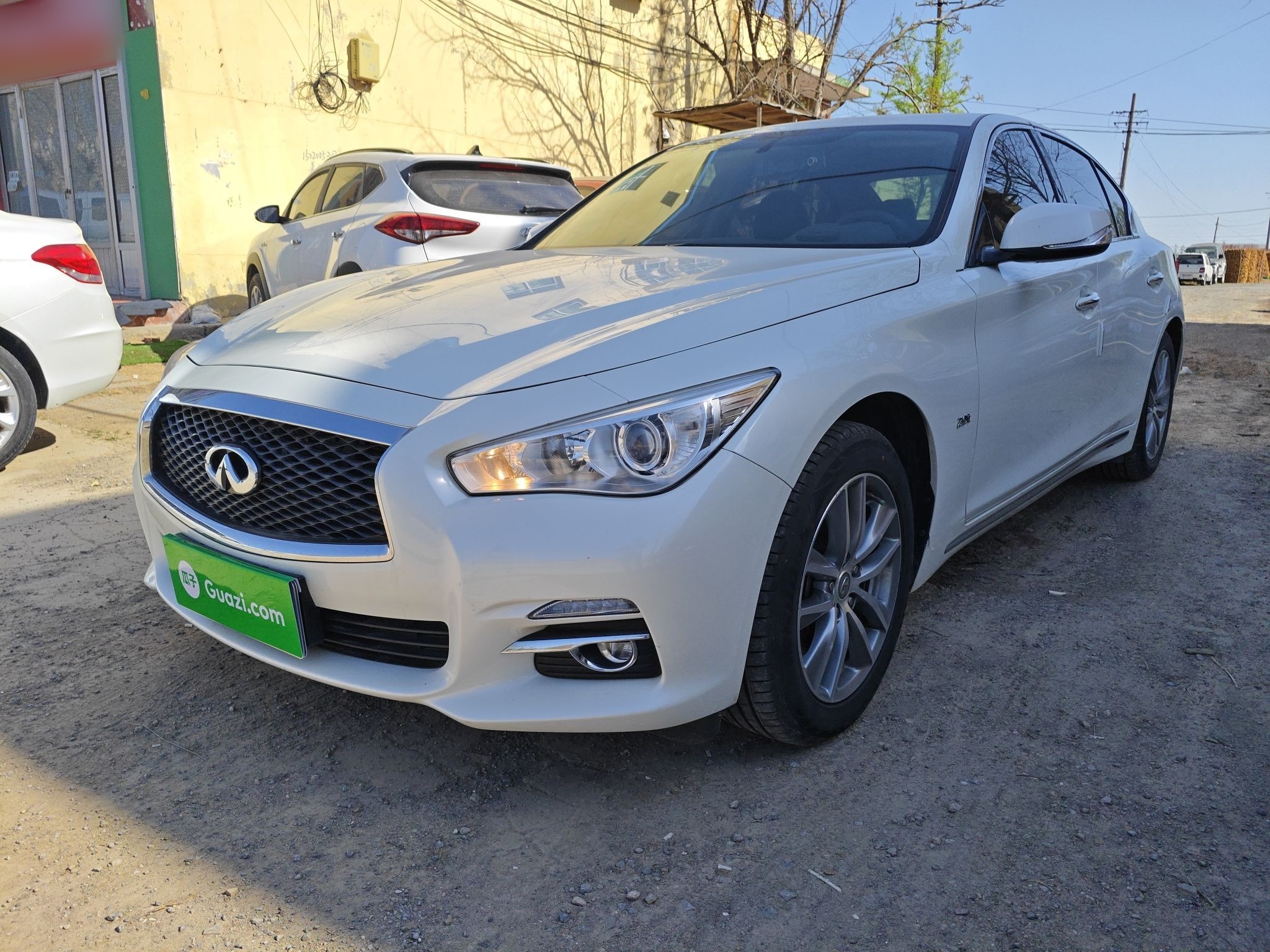 تحت مقدمة السيارة