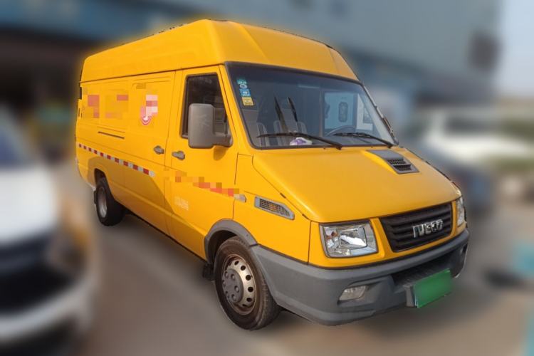 Used Iveco Daily 2021 2.8T V40 VAN厢式 Cargo Van 3-Seater Long Wheelbase Mid-Roof Design Dual Tires Manual Door