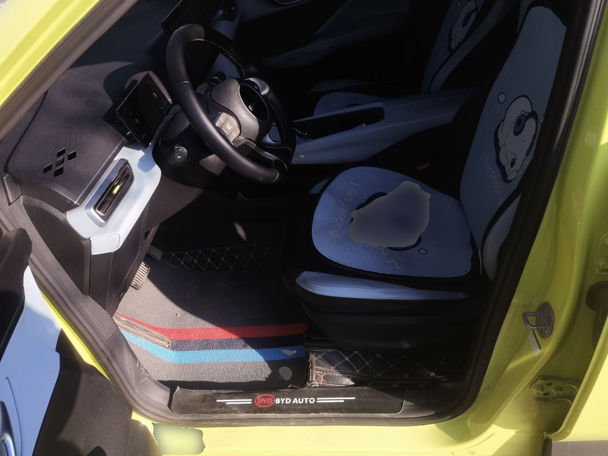 المقاعد الأمامية داخل السيارة