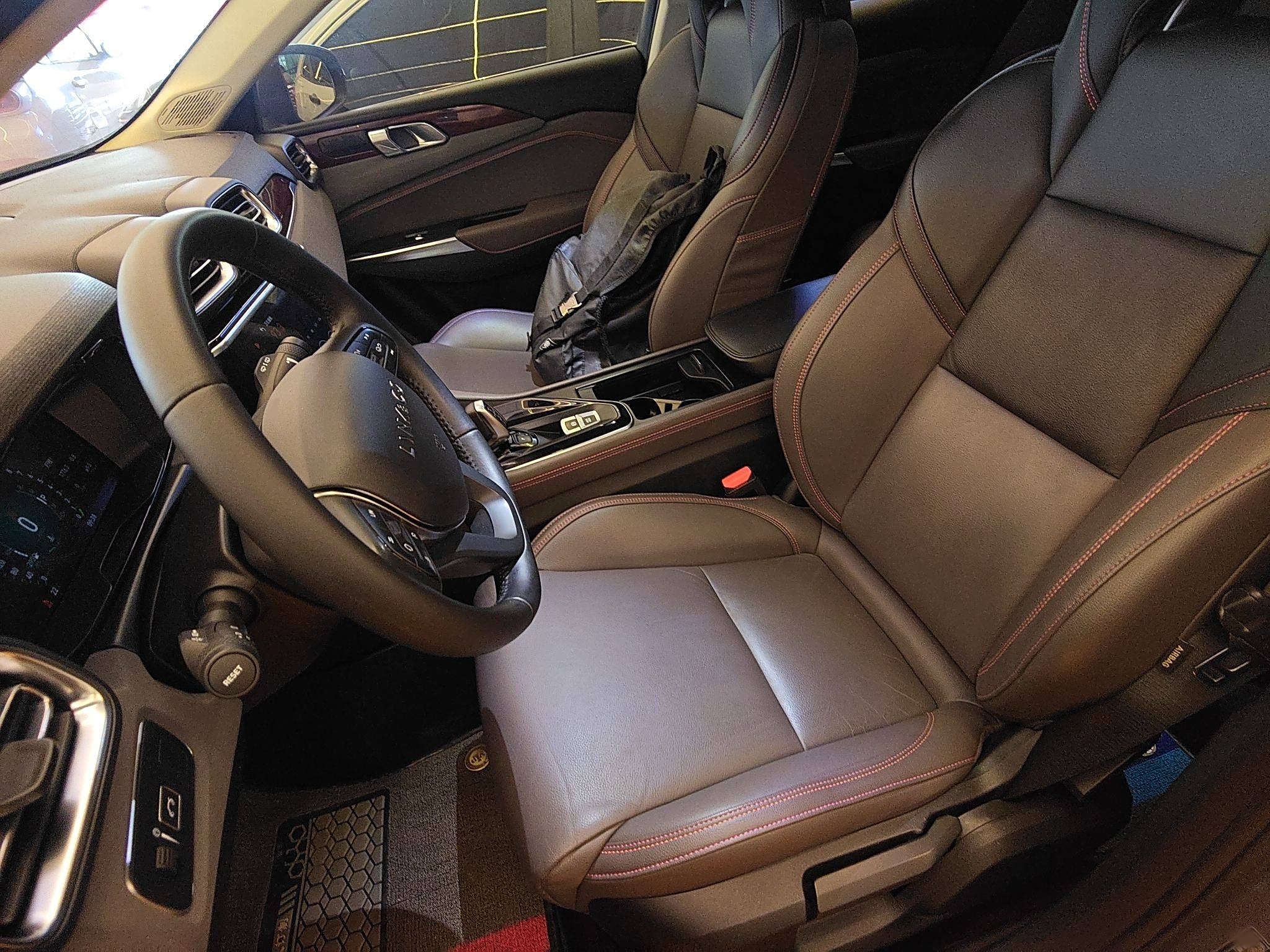 المقاعد الأمامية داخل السيارة