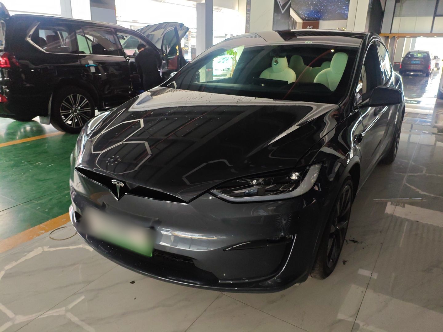 تحت مقدمة السيارة