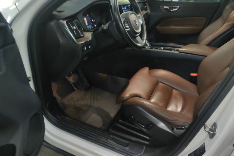 Used Volvo XC60 2022 B5 4x4 Smart Luxury Edition Driver Seat